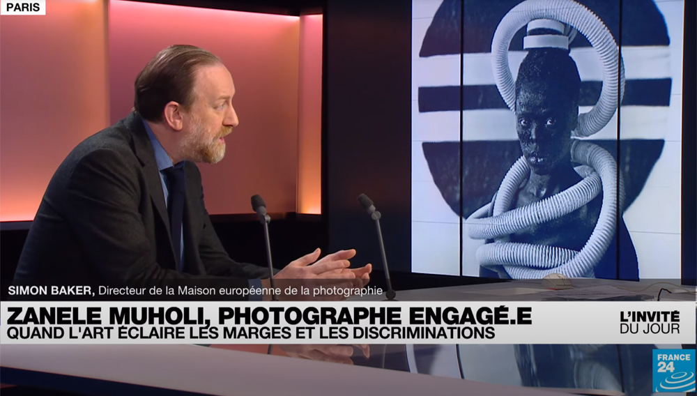 Simon Baker, directeur de la MEP : “Zanele Muholi est un.e activiste visuel.le” • FRANCE 24